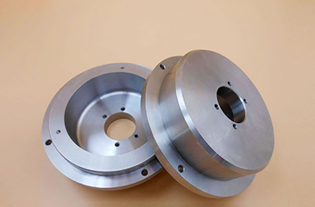 不銹鋼五軸加工難加工材料時應(yīng)注意哪些問題？